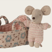 Load image into Gallery viewer, Baby mouse in carry cot - pink
