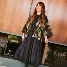 Load image into Gallery viewer, Orchid crepe kimono - black