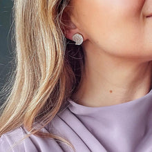Load image into Gallery viewer, Shell stud earrings