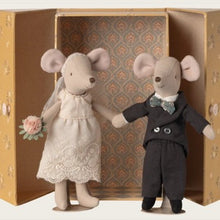 Load image into Gallery viewer, Wedding mice couple in box - mum & dad