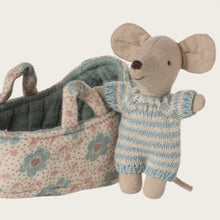 Load image into Gallery viewer, Baby mouse in carry cot - pink
