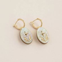 Load image into Gallery viewer, Celestial seaweed oval hoop earrings - pearly lemon - gold
