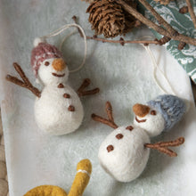 Load image into Gallery viewer, Xmas decs - snowman w/ colourful hat - set of 3
