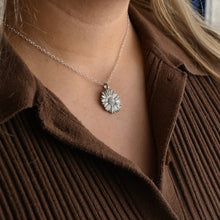 Load image into Gallery viewer, Daisy pendant
