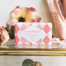Load image into Gallery viewer, Rose &amp; fig apothecary candle
