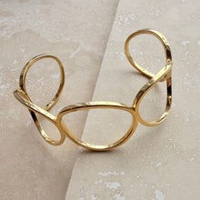 Load image into Gallery viewer, Everyday retro circle bangle - gold

