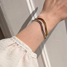 Load image into Gallery viewer, Everyday minimal wave bangle - gold
