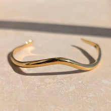 Load image into Gallery viewer, Everyday minimal wave bangle - gold
