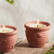 Load image into Gallery viewer, Nature's garden - small bee candle pot - geranium
