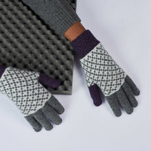 Load image into Gallery viewer, Lambswool gloves - cross - grey &amp; purple
