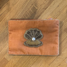 Load image into Gallery viewer, Gold clam coin purse
