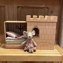 Load image into Gallery viewer, Mouse princess &amp; the pea
