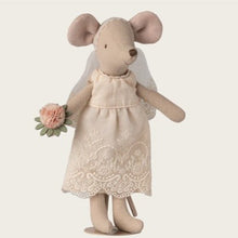 Load image into Gallery viewer, Wedding mice couple in box - mum &amp; dad
