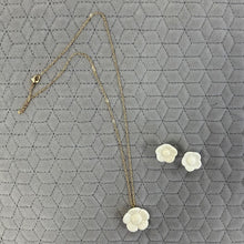 Load image into Gallery viewer, Floral tagua bracelet
