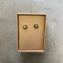 Load image into Gallery viewer, Daisy necklace
