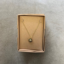 Load image into Gallery viewer, Daisy earrings
