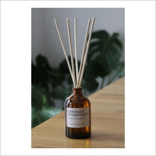 Load image into Gallery viewer, Raspberry &amp; peppercorn candle - medium

