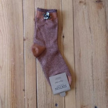 Load image into Gallery viewer, Tokyo socks with bee pin - rust
