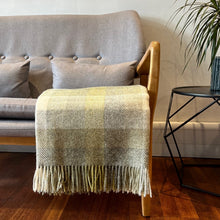 Load image into Gallery viewer, Woodale throw - olive

